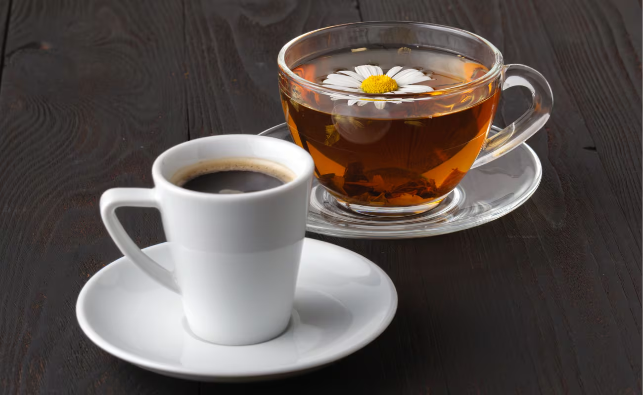 Šolja kafe i čaja na drvenom stolu